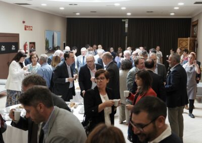 Los asistentes comparten confidencias durante la pausa-café.