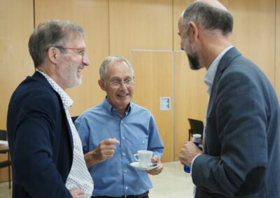 Senén Barro charla con Ángel Carracedo y Carlos Peña.